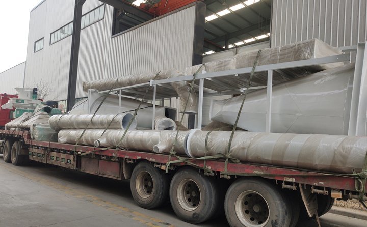 河北客戶訂購的一套秸稈顆粒機(jī)生產(chǎn)線正在裝車發(fā)貨
